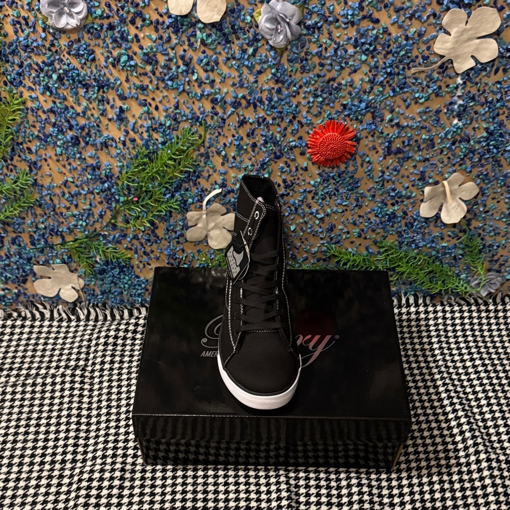 Stylish Black High-Top Women's Sneakers